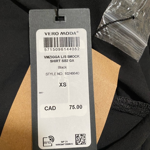Vero moda Zigga smocked blouse (black) NWT XS - Picture 3 of 4